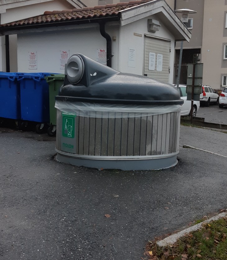 Matavfallet ska enbart läggas i moloken utanför Miljöstugan.